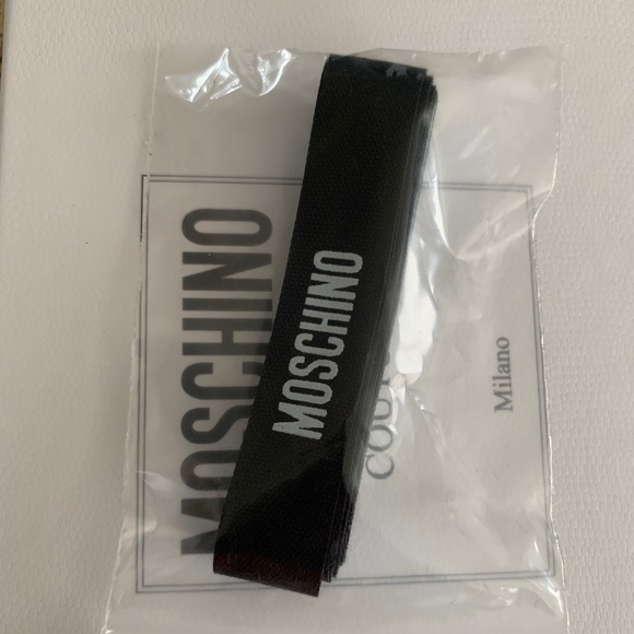 Moschino Chain Heart Earrings - Picture 7 of 7